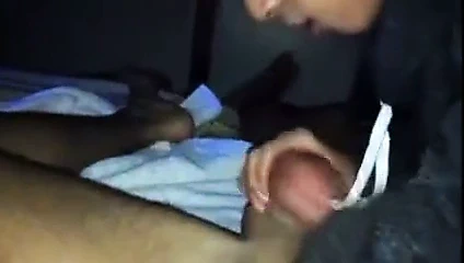 Twink yaraklı neoempii p'ye sakso çekiyor