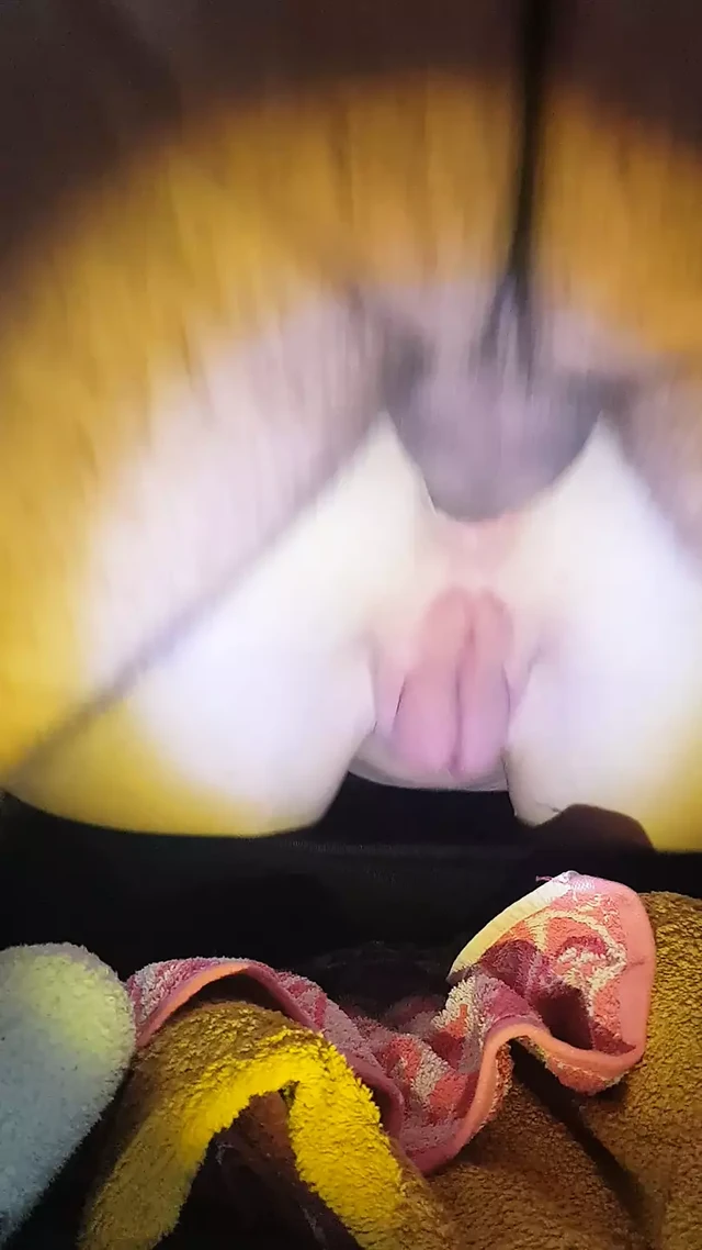 Удивительная анальная красотка-толстушка 3 раза сквиртует, как водопад, в любительском видео, пока я трахаю ее отличную задницу + наблюдаю за ее накачкой киской, оргазмом