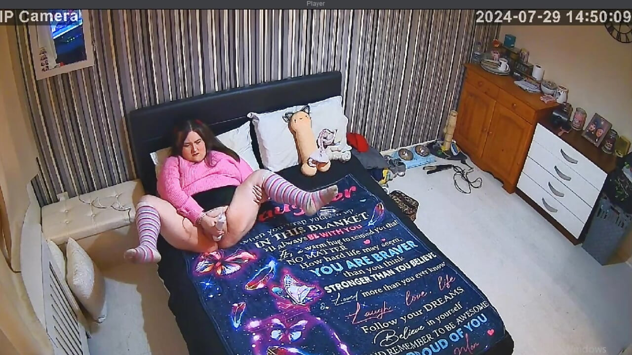 Tombul kız kamerada orgazm oluyor ve boşalıyor