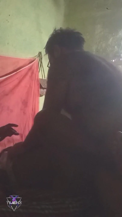 Gerçek Hintli hizmetçi uyandırılıp sikiliyor | Klip 1