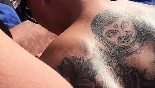 Evli kadın yabancıyı emiyor