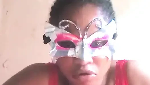 Afrikalı kadın amına dokunuyor