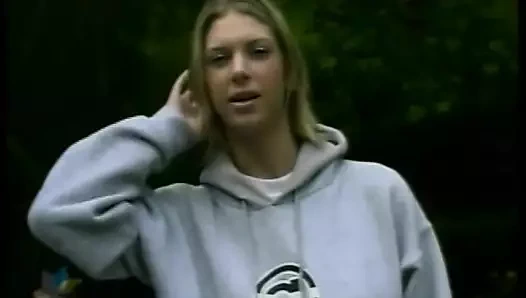 Esmer ve sarışın fahişeler açık havada en sevdikleri sikiş oyuncaklarını kullanmayı seviyor