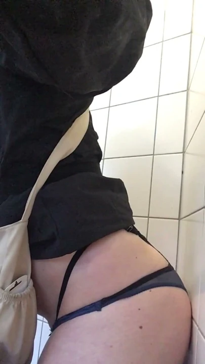 Sissy Jes Brinch halka açık tuvalette dildo ile sikilme | Clip 1