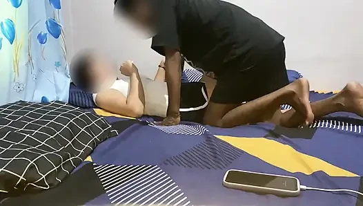 Ateşli bir vücuda sahip güzel bir kadınla ilk kez sikişiyor