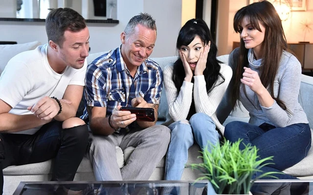 Familystrokes - üvey kız judy jolie ve büyük memeli üvey anne Becky Bandini ile üvey aile tabu grup seks