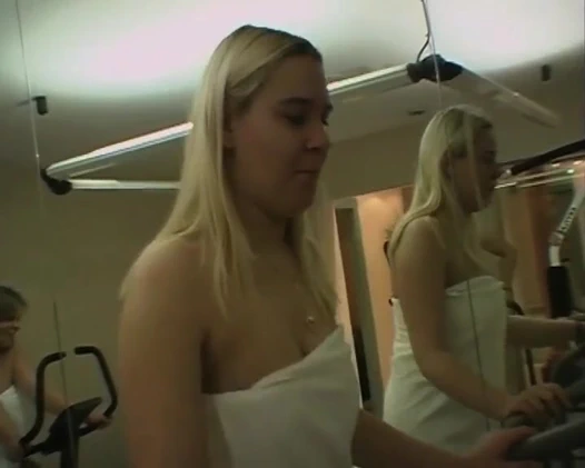 Gerçekten büyük memeli şişman gençler göğüslerini yoğuruyor, sonra emiliyor ve sikiliyor!