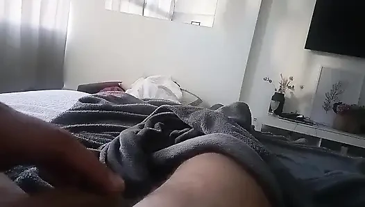 Küçük üvey kuzenim için çok lezzetli bir elle muameleye vuruyorum