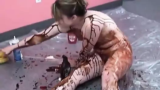 Tatlı kız ketçap istiyor ve yerde ateşli bir sikiş istiyor