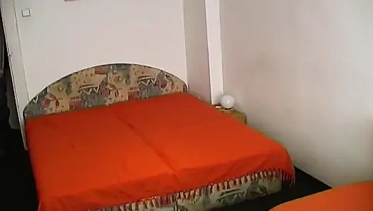 Azgın orta yaşlı seksi kadın ateşli yatak odasında sert sikiliyor