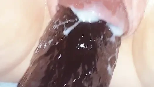 Sıcak ıslak milf, domuzcuk canavar dildo ile eğleniyor, derine sokulup doluyor