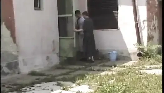 Bu yaşlı hatun hala deliklerini yarakla doldurmak için çok azgın