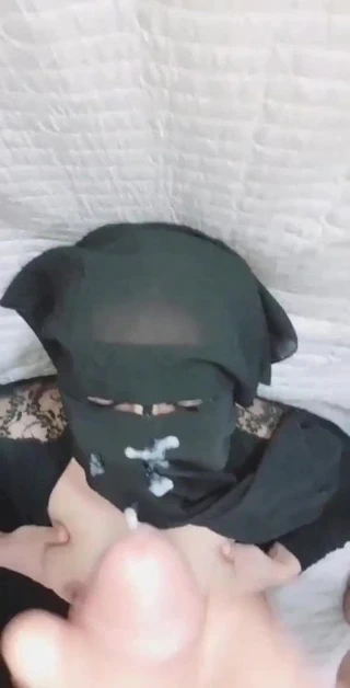 peçe üzerine boşalmak