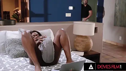 Devils filmi - ana foxxx faps kocası onu yakalayana ve vahşi sikişi yeniden yakana kadar eski seks kasetine dönüyor