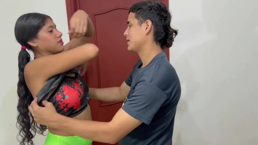 İp zıplamasını açıkladığı için bilinmeyen bir kızı sikiyorum, onu hayatının en iyi sikişini yapmak için eve alıyorum