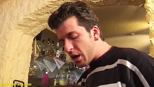 Alman tombul çiftçinin üvey kızı sikiliyor