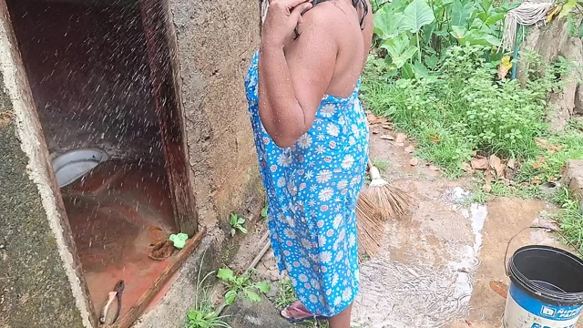 En ateşli üvey anne dışarıda banyo yapıyor