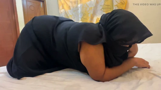 Suudi güzel büyük göt ve kıllı amcık iri güzel kadın ateşli kız ebeveynleri yan odadayken süper azgın