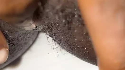 Zenci kız büyük götünü ve göğüslerini gösteriyor