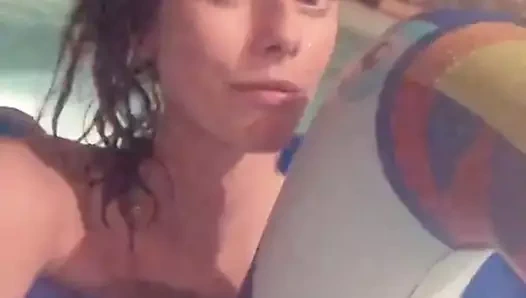 Kaya scodelario havuzda, selfie videosu.