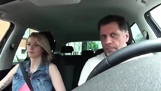 Şeker baba biraz eğlenmek için çok düz memeli sıska bir hitcher kızı eve götürüyor