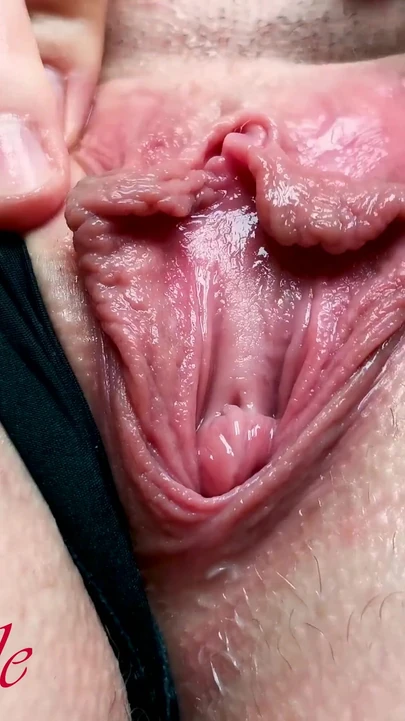 Büyük sulu klitoris parmaklarıyla mastürbasyon yapıyor, orgazm kontrolü, süper yakın çekim