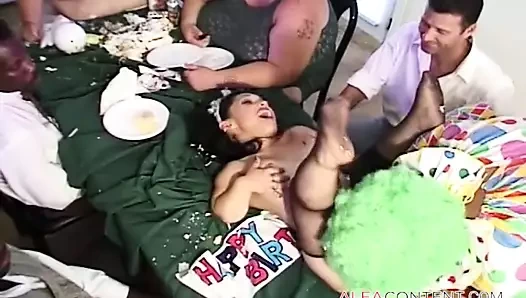 Azgın cüce sürtük emiyor ve götünü sikiyor