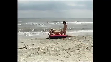 çocuklar eyersiz üzerinde plaj