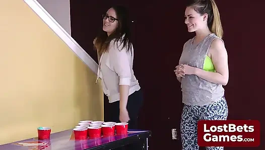 Cesur bir striptiz Hava Pong hareketi rakibinin vuruşunu çıldırtıyor