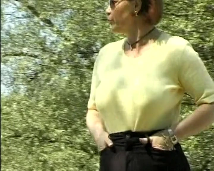 मोटी जर्मन महिला की आउटडोर पहले कभी नहीं की तरह चुदाई होती है!