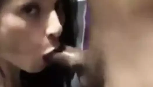 La mejor chupada con condon puesto