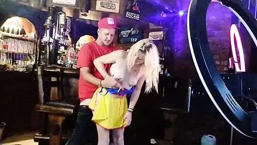 Sıkılmış ve görmezden gelinmiş. Barda kapatma zamanı.