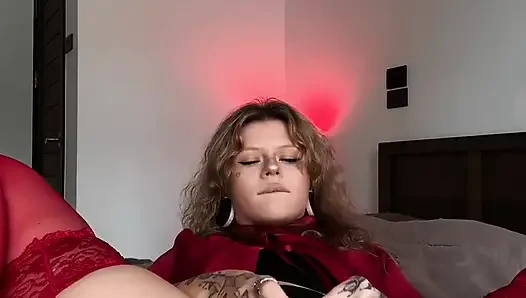 Küçük kırmızı başlıklı kız turtasını üç dildoyla dolduruyor