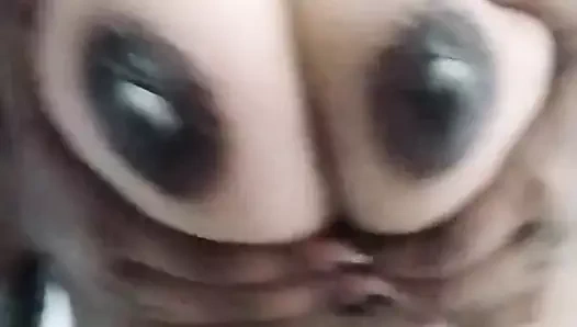 Kendini tatmin ediyor