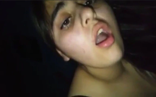 Güzel genç kız, harika oral seks sahneleri ve erkek arkadaşıyla ateşli seks