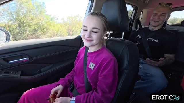 20 yaşındaki sarışın hatun ne yaptığını bilen azgın yaşlı bir adam tarafından sert sikiliyor