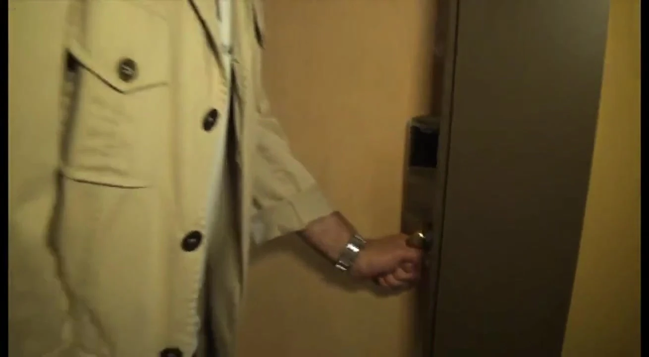 Offerte les yeux bandes a un inconnu dans un hotel