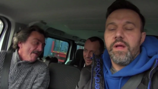 Alman orta yaşlı seksi kadın arabaya atlıyor ve sikiliyor