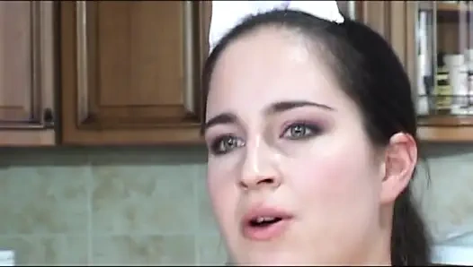 Güzel memeli seksi ev hanımı büyük amatör yarakla sikiliyor ve ağzına boşaltıyor