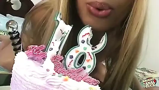 Doğum günü partisinde en sevdiği hediyeleri birden fazla büyük