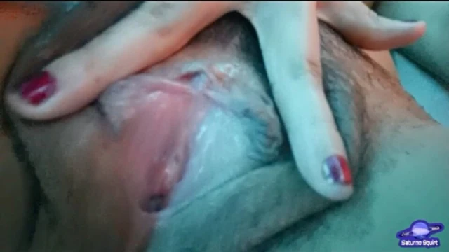 Gotik hatun çok inlerken pembe kıllı amına mastürbasyon yapıyor, orta yaşlı seksi üvey annesi onu cep telefonuyla kaydediyor, lezbiyen bakış açısı