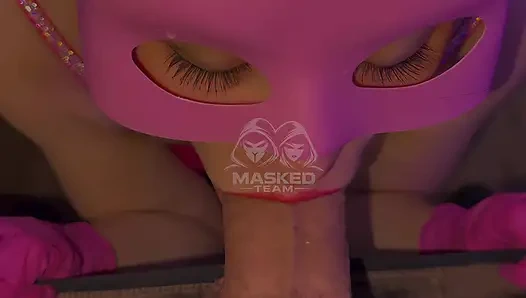 Ağzıma boşalana kadar yavaşça ve şehvetli bir şekilde sikini yalıyorum