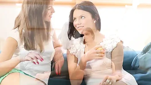 Tatlı esmer kızlar birden fazla pozisyonda birbirlerinin tadını çıkarıyor