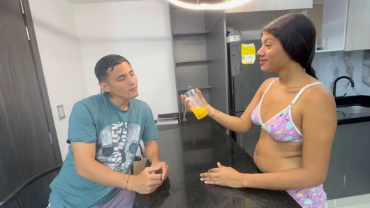 Üvey kız kardeşime afrodizyak suyu veriyorum ve onu çok azgın ve çok sert ve lezzetli sikişme fırsatını değerlendiriyorum