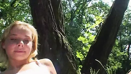 Kısa saçlı alman hizmetçi deliklerini daha önce hiç olmadığı kadar dövülerek alıyor