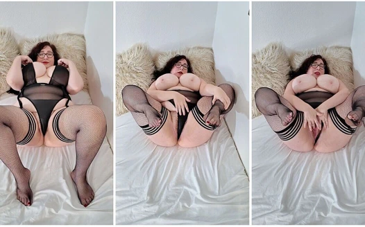 Tombul tombul orta yaşlı seksi kadın büyük memeler ve güzel amcıkla oynuyor