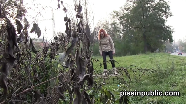 Yaramaz kızlar mesanelerini boşaltmak için çok çaresiz