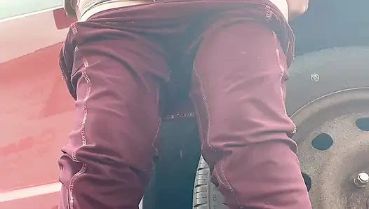 Dışarı çıkıp işeyen amcık ortaya çıkıyor