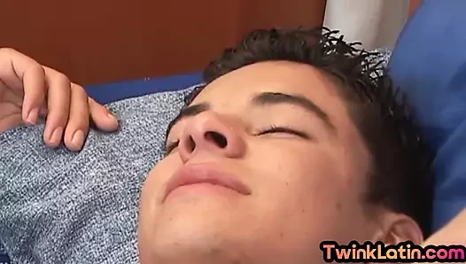 Gerçek İspanyol sıska twink evde boşalana kadar erkek arkadaşıyla sikişiyor