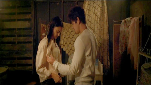 Camila heyecan verici öpücükleri düzeltiyor